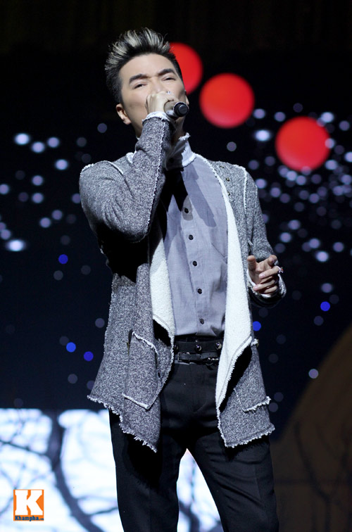 Mr Đàm được bế bổng trên sân khấu - 14