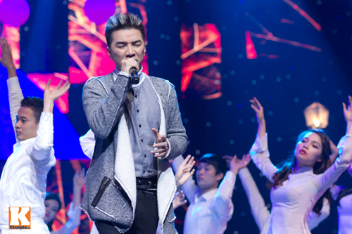 Mr Đàm được bế bổng trên sân khấu - 15