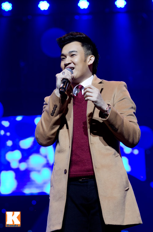 Mr Đàm được bế bổng trên sân khấu - 17