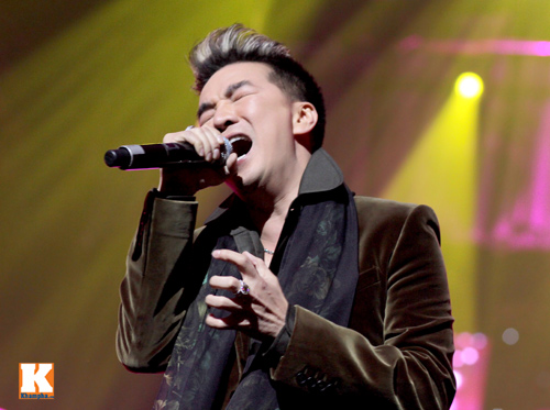 Mr Đàm được bế bổng trên sân khấu - 16