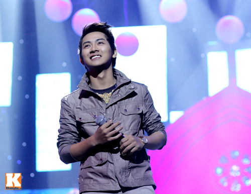 Mr Đàm được bế bổng trên sân khấu - 2