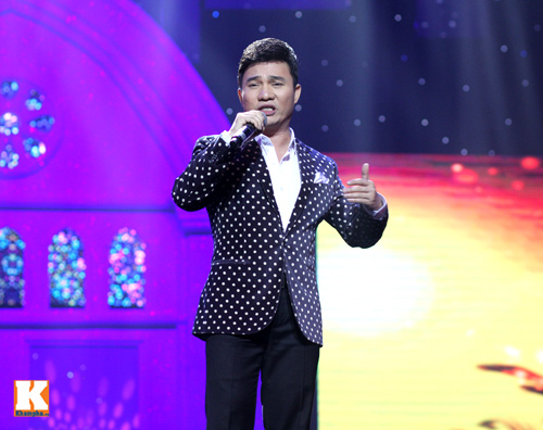 Mr Đàm được bế bổng trên sân khấu - 3