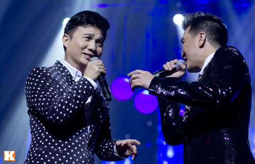 Mr Đàm được bế bổng trên sân khấu - 4