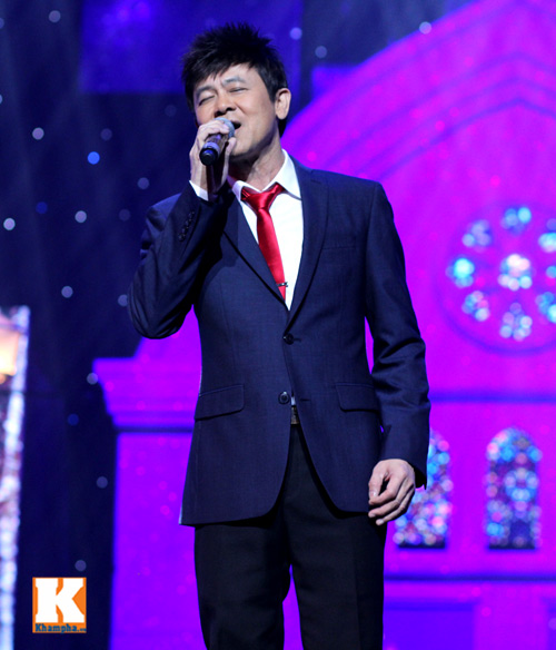 Mr Đàm được bế bổng trên sân khấu - 6