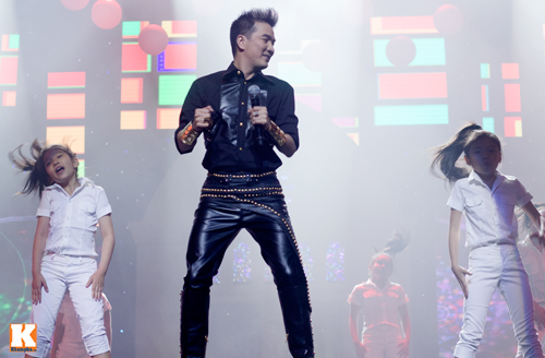 Mr Đàm được bế bổng trên sân khấu - 7