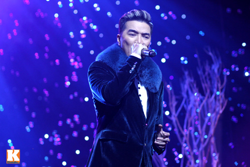 Mr Đàm được bế bổng trên sân khấu - 4