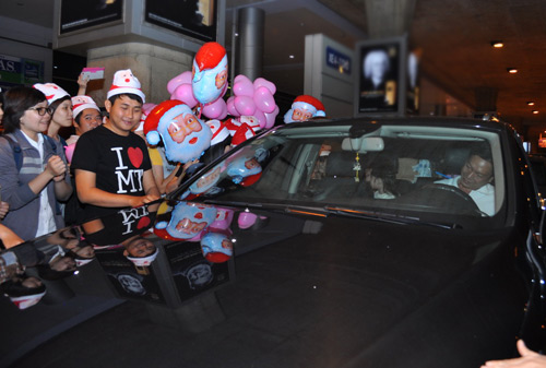 Ông già Noel vây kín sân bay đón Mỹ Tâm - 10