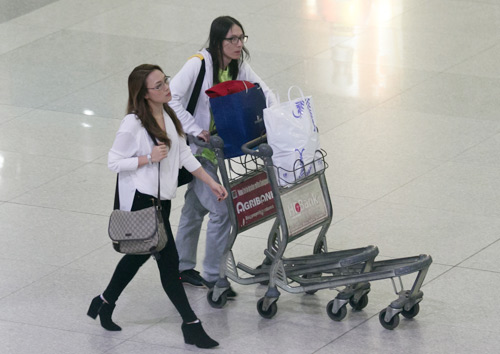 Ông già Noel vây kín sân bay đón Mỹ Tâm - 2