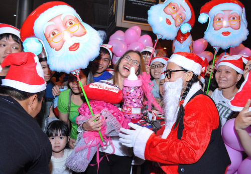 Ông già Noel vây kín sân bay đón Mỹ Tâm - 9