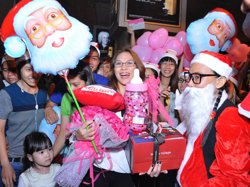 Ông già Noel vây kín sân bay đón Mỹ Tâm - 8