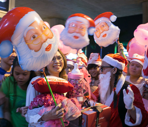 Ông già Noel vây kín sân bay đón Mỹ Tâm - 7