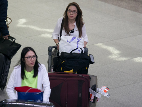 Ông già Noel vây kín sân bay đón Mỹ Tâm - 4