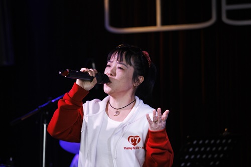 Phương Mỹ Chi lần đầu song ca với cô Út - 8