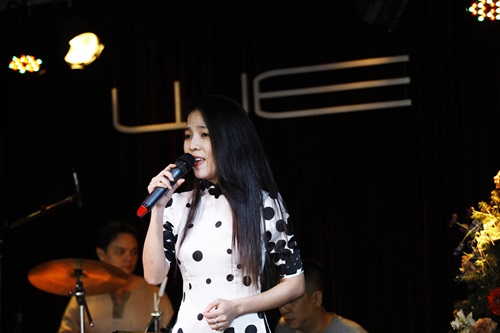 Phương Mỹ Chi lần đầu song ca với cô Út - 14