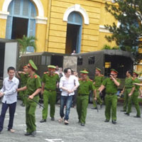 Pháp luật - Chặt tay cướp xe SH: Đề nghị tù chung thân kẻ cầm đầu