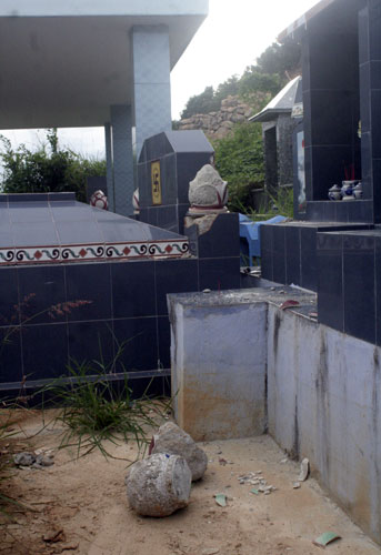 Hàng chục ngôi mộ bị đập phá trong đêm - 2