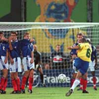 Bóng đá - Roberto Carlos&cú đá phạt “ma thuật” (Kỳ 2)