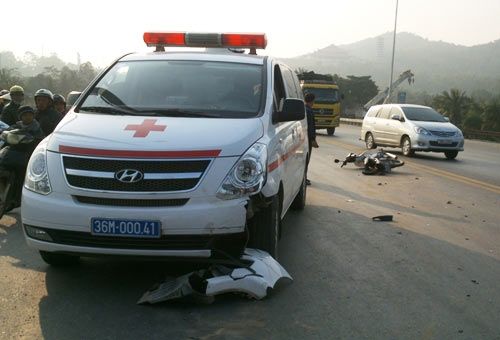 Đấu đầu xe cấp cứu, một người trọng thương - 1