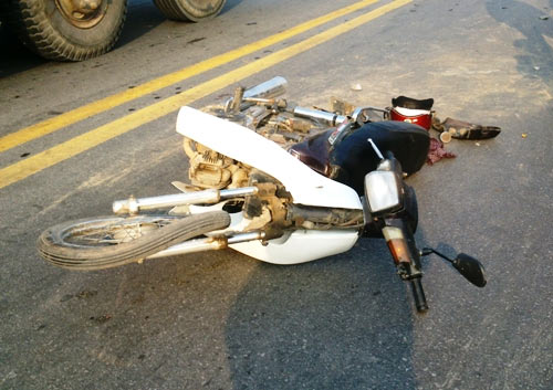 Đấu đầu xe cấp cứu, một người trọng thương - 2