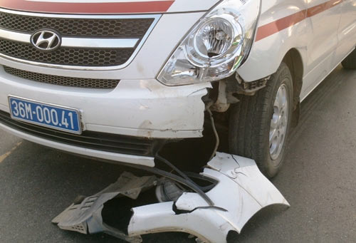 Đấu đầu xe cấp cứu, một người trọng thương - 3