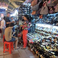 Thị trường - Tiêu dùng - Cuối năm, tiểu thương “khóc ròng” vì ế ẩm
