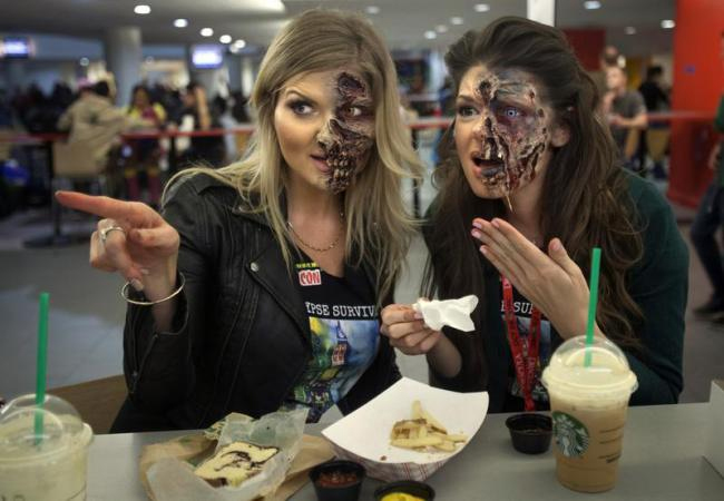 Hai cô gái hoá trang trong lễ hội Halloween với khuôn mặt đáng sợ
