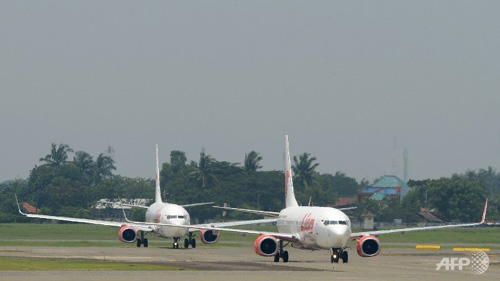 Indonesia: Quan chức nổi giận chặn đường máy bay - 2