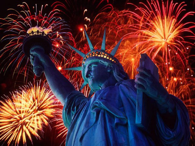 New York (Mỹ)- thành phố không bao giờ ngủ, nổi tiếng với quảng trường Thời đại và tượng Nữ thần tự do là địa điểm tuyệt vời để chào đón năm mới.
