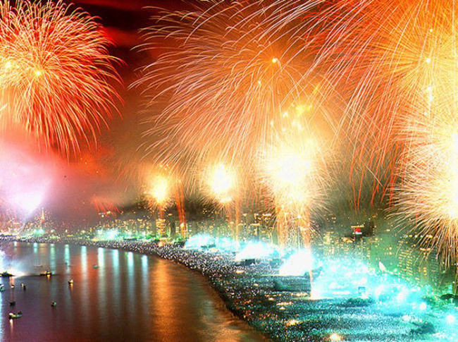 Thành phố Rio de Janeiro (Brazil) là một trong những địa điểm ấn tượng để chào đón năm mới. Theo truyền thống, vào đêm giao thừa người dân Rio thường đến những bãi biển, thả xuống biển những chiếc thuyền và hoa bằng giấy để bày tỏ lòng biết ơn với Nữ thần nước.
