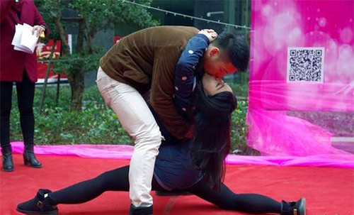 Cuộc thi hôn "bất thường" ở Trung Quốc - 1