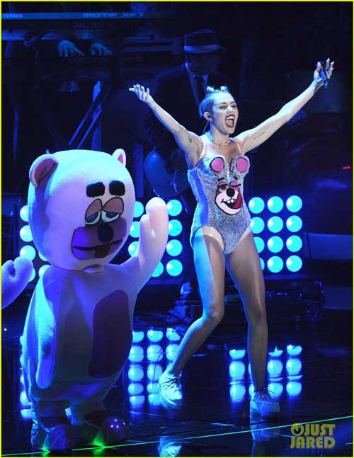 2013: Năm “hư hỏng” của Miley Cyrus - 1