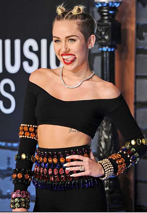 2013: Năm “hư hỏng” của Miley Cyrus - 7