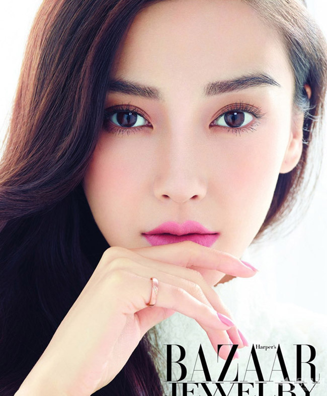 Tuy nhiên, cô lại xinh đẹp đến ngỡ ngàng sau thẩm mỹ.