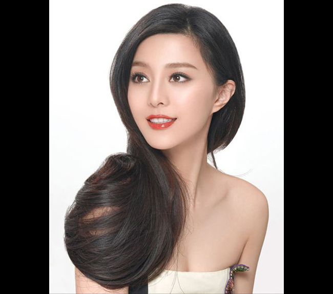 Nhiều người cho rằng cô có chỉnh sửa mắt và cằm.