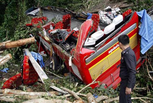 Thái Lan: Xe bus lao xuống vực, 32 người chết - 2