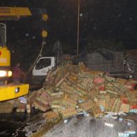 Tin tức trong ngày - Lật xe tải chở sữa, chỉ 1 lốc sữa bị “hôi”