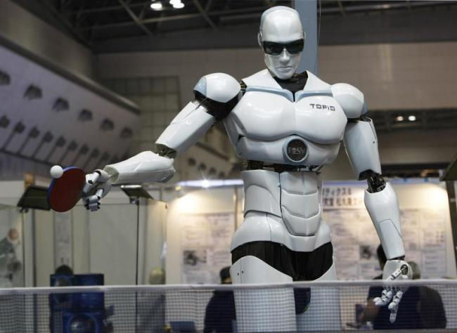 Robot to cao như con người có thể chơi bóng bàn
