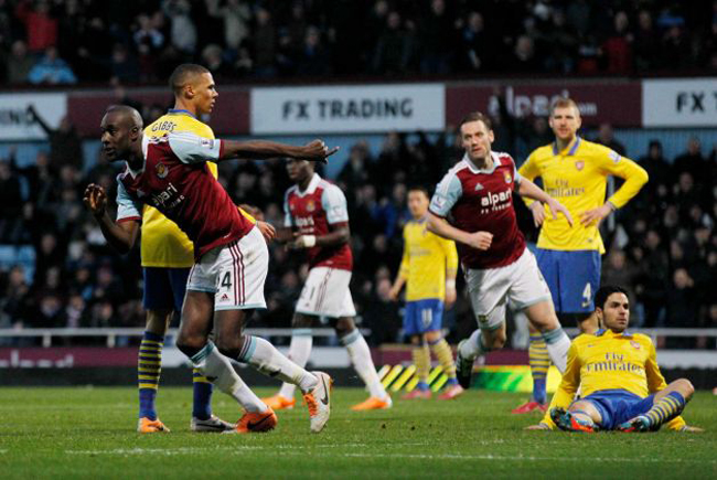 Arsenal gặp bế tắc suốt hiệp 1 trước West Ham và ngay đầu hiệp 2 bị Carlton Cole dội gáo nước lạnh.
