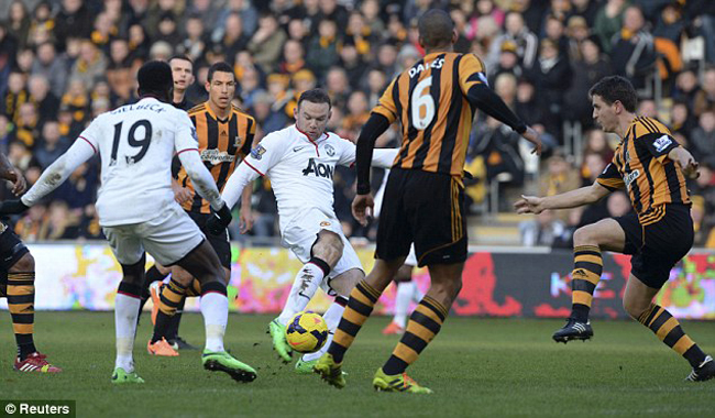 Rooney lập siêu phẩm gỡ hòa 2-2 cho MU trước Hull City.

