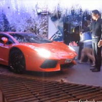 Ô tô - Xe máy - Minh "nhựa" vất vả lái Aventador ra khỏi quán cafe