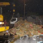 Tin tức trong ngày - Lật xe tải chở sữa, chỉ 1 lốc sữa bị “hôi”