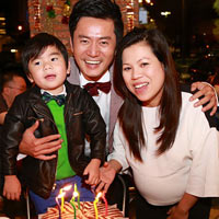 Hậu trường phim - "Jang Dong Gun Việt" đón tuổi 35 bên vợ con