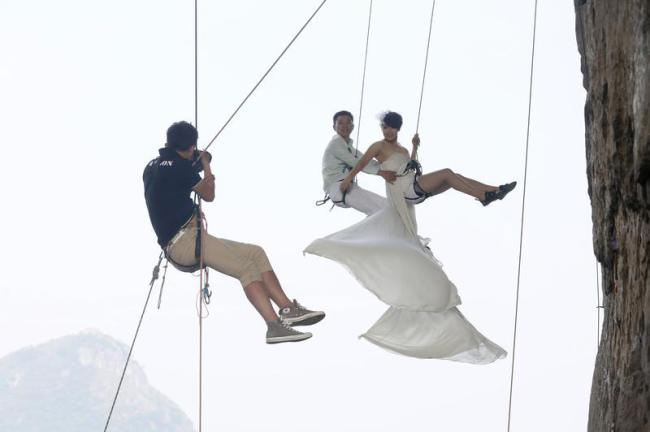 Cặp vợ chồng này không ngại mạo hiểm treo mình trên vách núi để chụp hình cưới
