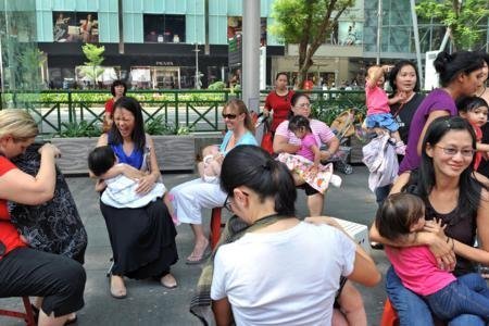 Vừa cho con bú vừa tập yoga - 10