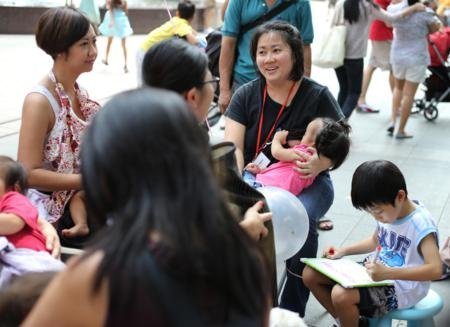 Vừa cho con bú vừa tập yoga - 12