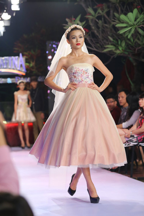 Trang Trần xuống tóc, mặc váy xẻ cao - 15