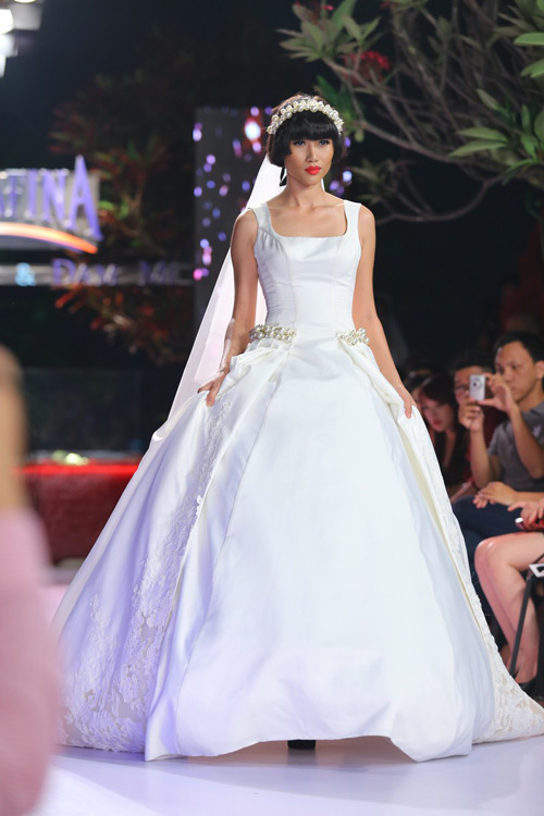 Trang Trần xuống tóc, mặc váy xẻ cao - 6