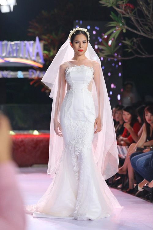 Trang Trần xuống tóc, mặc váy xẻ cao - 7