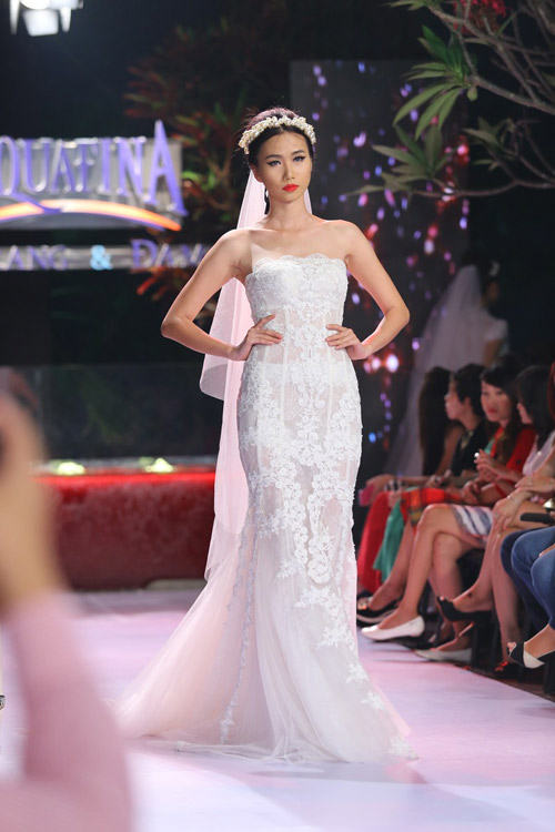 Trang Trần xuống tóc, mặc váy xẻ cao - 8