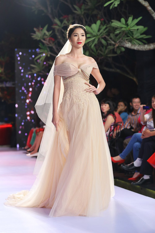 Trang Trần xuống tóc, mặc váy xẻ cao - 14